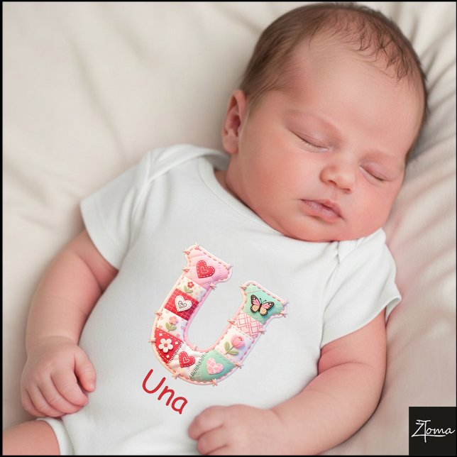 Body Para Bebê Letra Inicial U de Patchwork Matelassê para Berçár (This is a sample design. There are several models to choose from, with the name and color changed.)