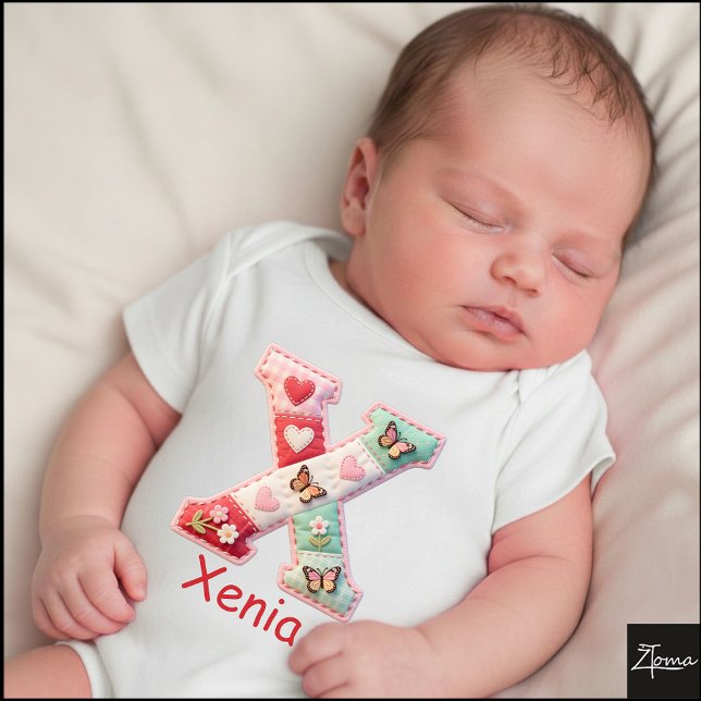 Body Para Bebê Letra Inicial X de Patchwork Matelassê para Berçár (This is a sample design. There are several models to choose from, with the name and color changed.)