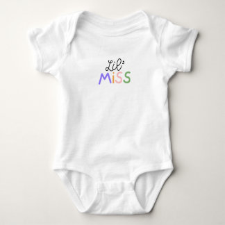 Body Para Bebê Letras coloridas e divertidas nesta Lil' Miss.