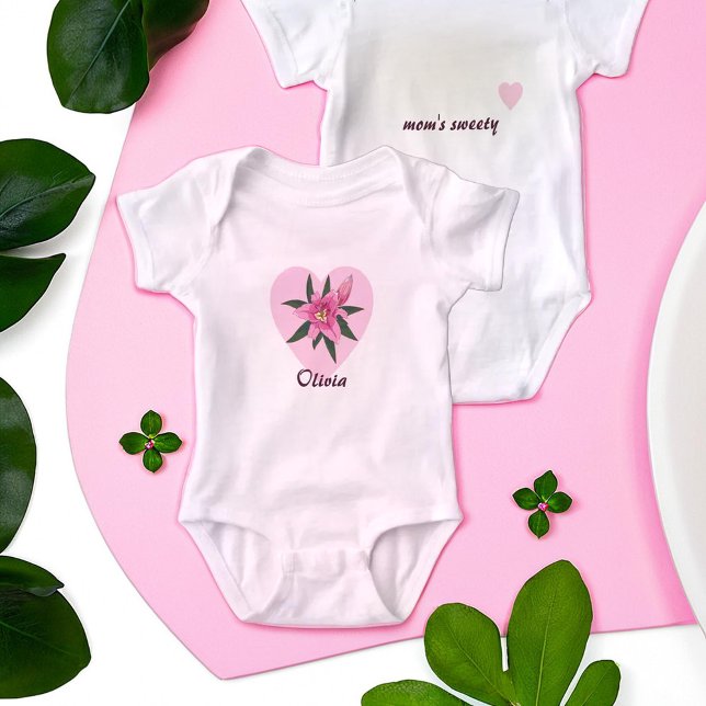 Body Para Bebê Lily Heart Rosa (Pink Lily Heart Baby Bodysuit)