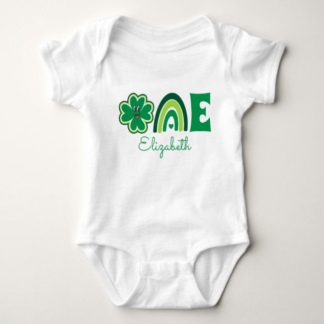 Body Para Bebê Lucky One First Birday Name Rainbow and Shamrock (Frente)