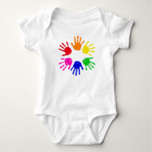 macacão de bebê com impressão de mão tinta