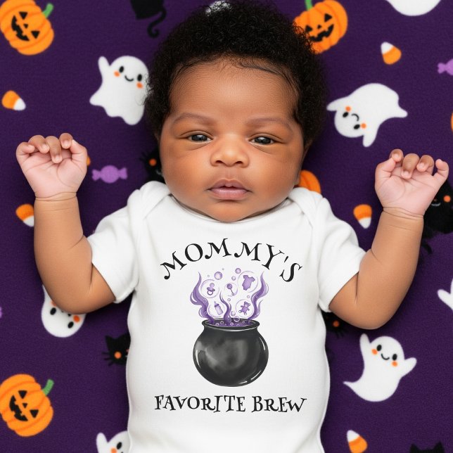 Body Para Bebê Mamãe de bruxa favorita Cauldron Halloween (Mommy's Favorite Brew Witch Cauldron Halloween Baby Bodysuit
)