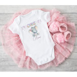 Body Para Bebê Menina Primeiro Aniversário Nome Elefante Cute Um<br><div class="desc">Imaginem como ela ficará adorável em sua roupa de Bebê Rapariga no seu primeiro aniversário — com aquele elefante precioso e as letras de balão — completadas com seu nome de script personalizado. Pronto para a foto e muitos dias felizes depois disso. Qualquer pergunta sobre o design apenas envie um...</div>