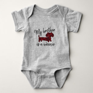 Body Para Bebê Meu irmão é um Weenie - Wiener Dog Xadrez Vermelho