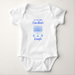 Body Para Bebê Meu Primeiro Hanukkah Menorah Para O Rapaz Novo<br><div class="desc">Meu primeiro traje de bebê recém-nascido em Hanukkah com menorah e crianças bonitas escrevendo à mão em azul para um menino recém-nascido.</div>