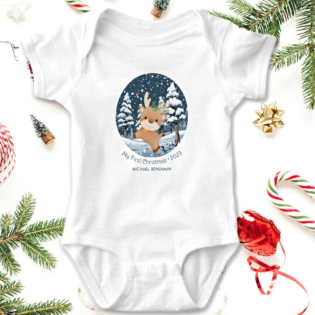 Body Para Bebê Meu primeiro veado de Natal em neve (My First Christmas Bodysuit. Cute baby deer prancing in snow. Personalize name and year.)