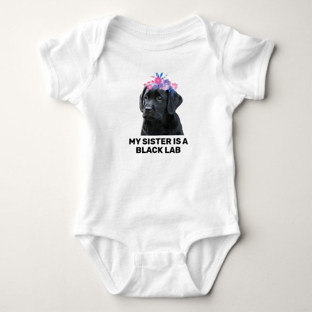 Body Para Bebê Minha Irmã é uma Labradora Preta  Bodysuit de Bebê (Frente)