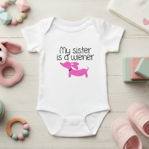 Body Para Bebê Minha Irmã é uma Salsicha (Cão)