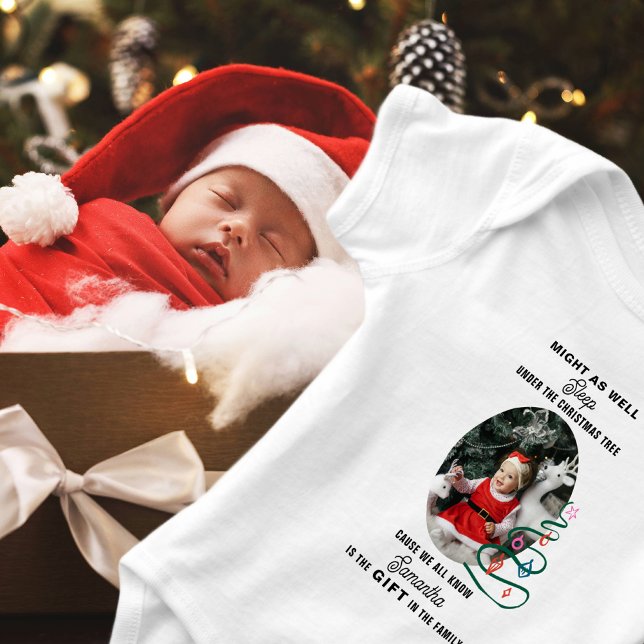 Body Para Bebê Natal Pode Dormir Sob Tree Baby Primeiro Xmas (Christmas Might As Well Sleep Under The Christmas Tree Cute Photo Baby First Xmas Baby Bodysuit)