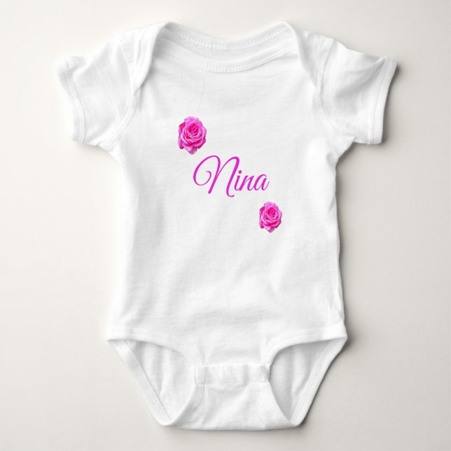 Body Para Bebê Nina, Nome Com Rosas Rosa, Bebê De Roupa (Frente)