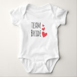 Body Para Bebê Noiva de Equipe<br><div class="desc">Design incrível com a citação "Equipe Noiva" e três corações vermelhos. Excelente e ideia engraçada para uma festa de solteira ou para a festa de casamento.</div>