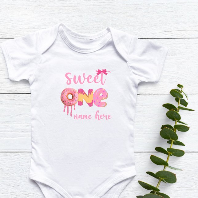 Body Para Bebê Noivado de Rosquinha Docente Personalizado (Personalized Sweet One Donut Birthday Theme Baby Bodysuit)