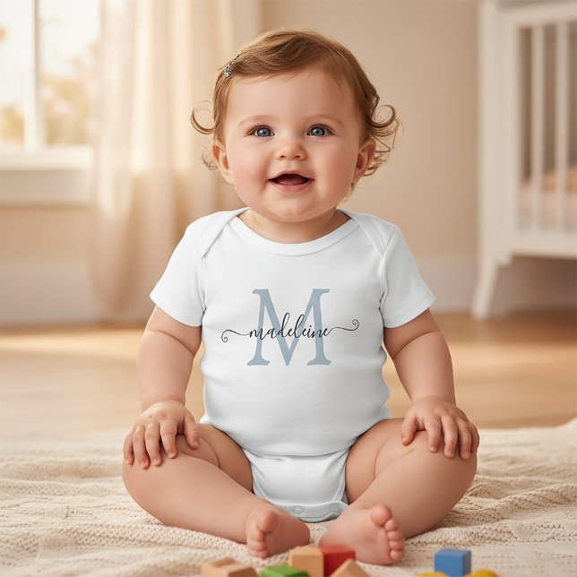 Body Para Bebê Nome de Bebê em Letra Flowing Monograma Azul Bebê  (Criador carregado)