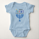 Body Para Bebê Nome do Bebê Primeiro Hanukkah Menorah<br><div class="desc">O presente perfeito para a primeira comemoração de Hanukkah de uma criança! Um costume de excelente presente para o bebê recém-nascido, este traje de bebê é um presente de excelente para o feriado, ou para um chá de fraldas! Adicione o nome do bebê, e peça seus trajes agora. Quanto mais,...</div>