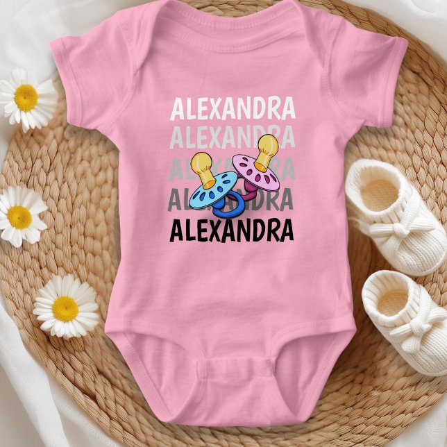 Body Para Bebê Nome do bebê tons de branco ao preto com chupeta R (Criador carregado)