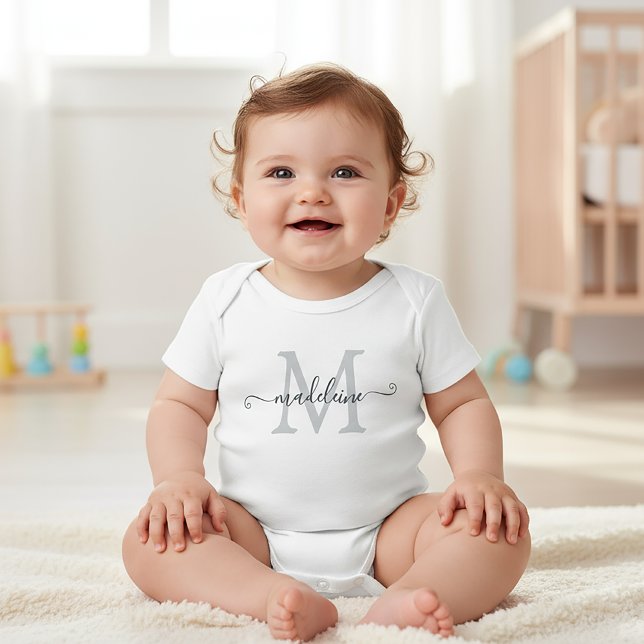 Body Para Bebê Nome do Roteiro Personalizado Monograma Cinza Prat (Criador carregado)
