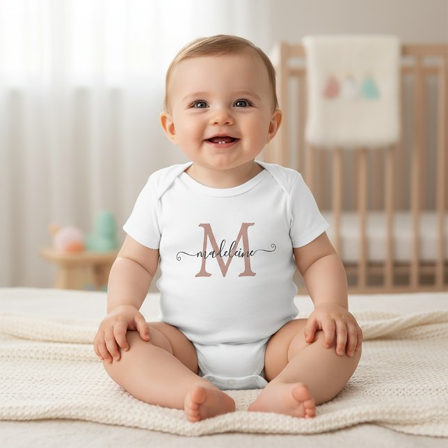 Body Para Bebê Nome do Roteiro Personalizado Monograma Rosa Empoe (Criador carregado)