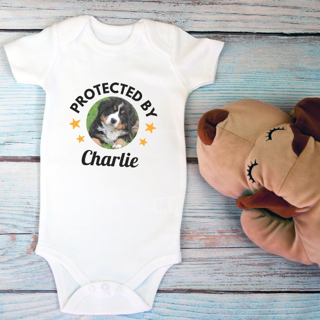 Body Para Bebê Nome e foto personalizados do cão "Protegido por" ("Protected By" Custom Dog Name and Photo Baby Bodysuit)