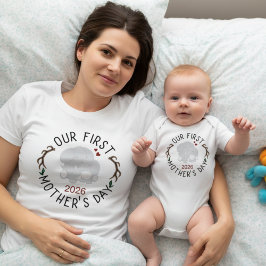 Body Para Bebê Nosso Primeiro Dia das Mães Branco Combinando