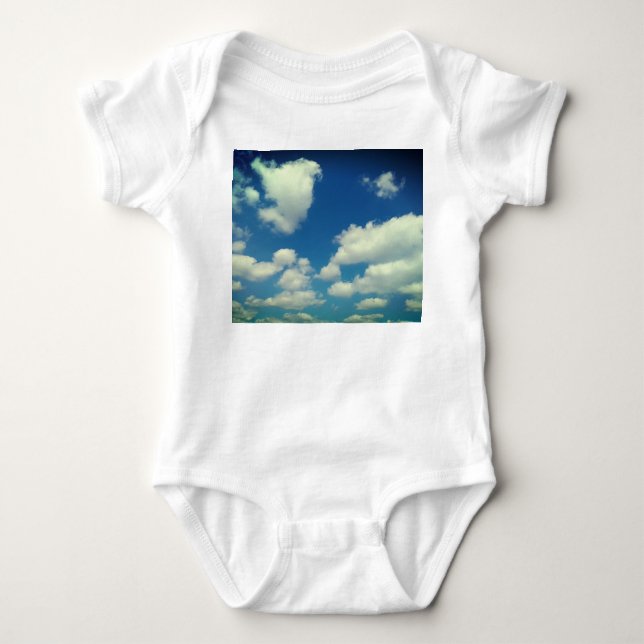 Body Para Bebê Nuvens, num céu azul (Frente)
