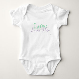 Body Para Bebê O Amor Vive AquiCamiseta de bebê HAMbyWG
