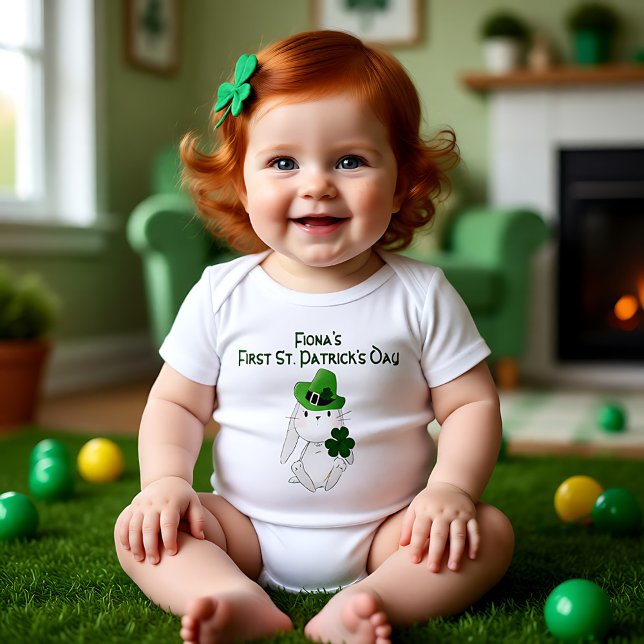 Body Para Bebê O bebê tem 1rua de Rua. (Baby's 1st St. Patrick's Day, custom name Baby Bodysuit)