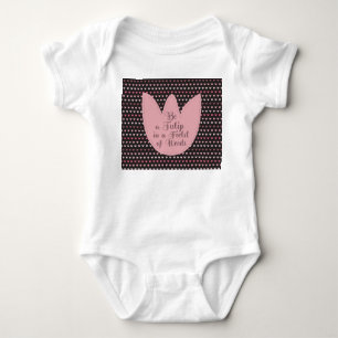 Body Para Bebê Padrão de Tulipa Rosa Simples com fundo escuro