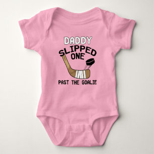 Body Para Bebê Papai Escapou Um Pelo Goleiro Menina Hockey Rosa