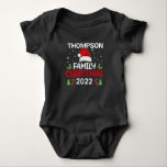 Body Para Bebê Papai Noel Correspondente Nome da Família Natal<br><div class="desc">Este fato de bebê é uma forma excelente de mostrar amor para a sua família este Natal. Adicionar um nome de família é uma forma excelente de fazer dele um presente generoso para as crianças. Escolha esta design para rapazes ou raparigas. Excelente para fotos e na manhã de Natal. Adicione...</div>