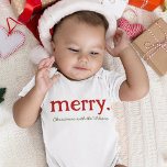 Body Para Bebê Parabéns minimalistas da família moderna<br><div class="desc">Passe os corredores de estilo com nosso macacão de natal da família. 🎄 Adicionar texto personalizado para um toque pessoal. Feliz e magia minimalista! 🎅 #MatchingFamilyTee #ChristmasChee</div>