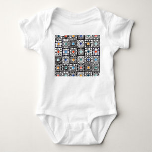 Body Para Bebê Patchwork Maori: Design de tapete étnico.