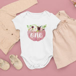 Body Para Bebê Pequeno Abóbora Primeiro Aniversário<br><div class="desc">Um lindo traje de bebê para o seu primeiro aniversário de abóbora apresenta uma abóbora cor-de-água cor rosa,  tocada com marfim e flores de burgundy,  com "um" inscrito na abóbora em um roteiro bonito e escrito à mão.</div>