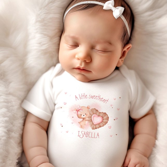 Body Para Bebê Pequeno Querido Bebê Rosa Nome Garota (Little Sweetheart Pink Baby Bear Girl Baby Bodysuit)