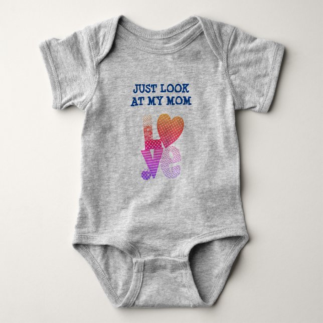 Body Para Bebê Personalizado SOMENTE OLHE PARA MINHA MÃE - AMOR D (Frente)