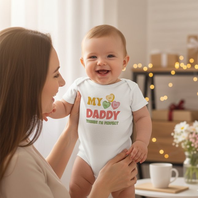 Body Para Bebê Personalizável Meu PAI acha que sou perfeito (Customizable My Daddy Thinks I'm Perfect Baby Bodysuit)