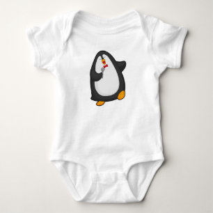 Body Para Bebê Pinguim cantando com microfone e gravata