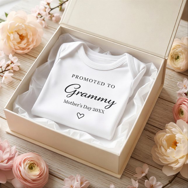 Body Para Bebê Presente de Revelação de Gravidez no Dia das Mães  (Mother’s Day Pregnancy Reveal Gift for Grammy Baby Bodysuit)