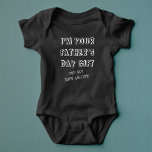 Body Para Bebê Presente divertido do primeiro Dia de os pais nas<br><div class="desc">O presente engraçado do primeiro Dia de os pais dizendo: "Eu sou seu presente de Dia de os pais - Mamãe diz que você é bem-vindo". Esta camiseta moderna Toddler é perfeita para o Pai que ama seu filho tanto quanto ama e aprecia sua dama. Excelente de tipografia grande e...</div>