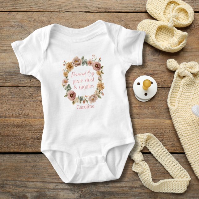 Body Para Bebê Presente personalizado floral cor-de-rosa (Pink Floral Wreath Personalized Baby Girl Body suit.  Powered by Pixie Dust and Giggles. )