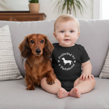 Protegido por um Dachshund - Doxie Baby Outfit