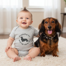 Protegido por um Traje de Bebê de Cachorro Wiener 