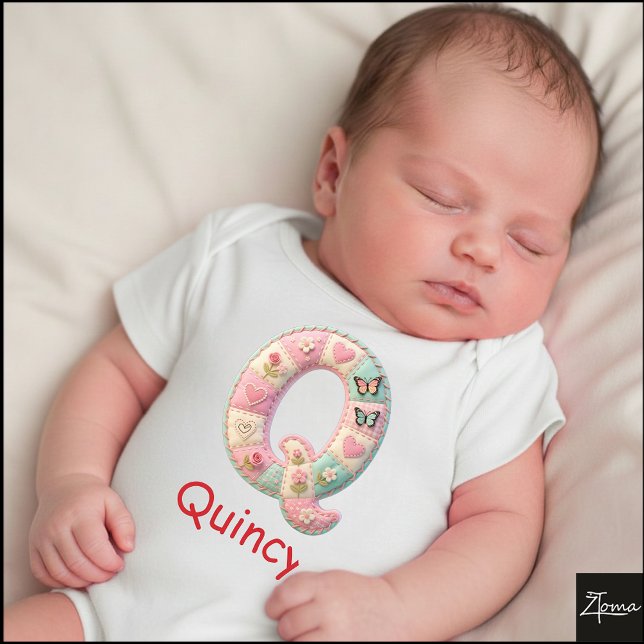 Body Para Bebê Quilted Patchwork Initial Letter Q Nursery (This is a sample design. There are several models to choose from, with the name and color changed.)