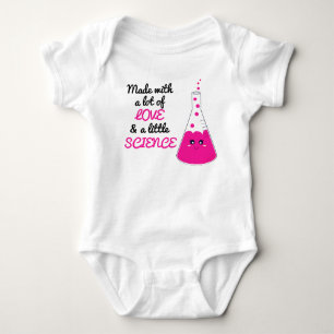 Body Para Bebê Rapariga Feita Com Amor E Beaker Ciência Rosa