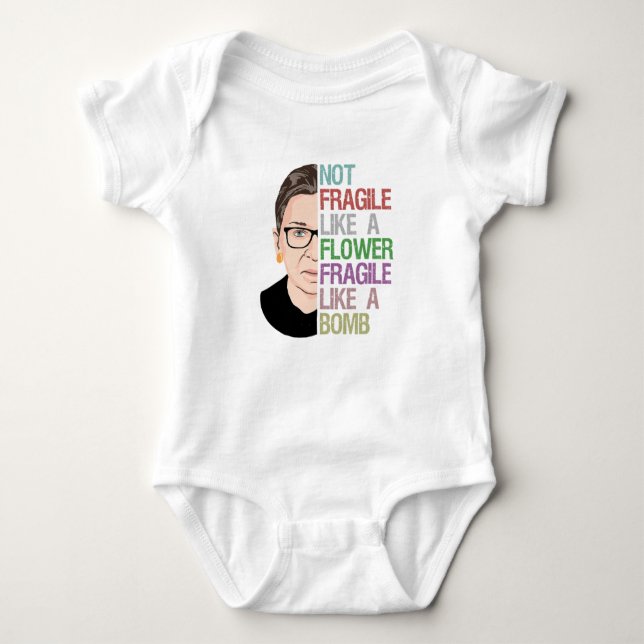 Body Para Bebê RBG Ruth Bader Ginsburg frágil como uma flor (Frente)