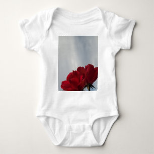 Body Para Bebê Rosas vermelhas contra o céu azul brilhante