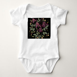 Body Para Bebê Roxo Bordado Suscita Fundo Negro.