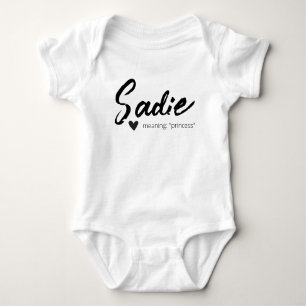 Body Para Bebê Sadie Name Reveal Significa Mínimo Preto Moderno