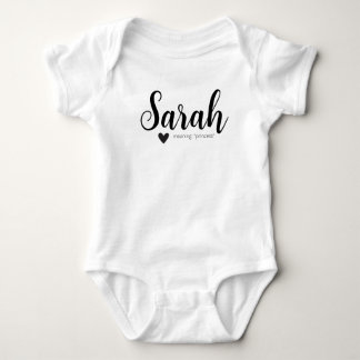 Body Para Bebê Sarah Name Reveal Significa Script Moderno Mínimo