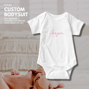 Body Para Bebê Script manuscrito em branco-rosa com Na moda moder